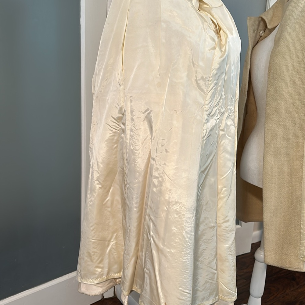 Vintage cream colored overcoat. Double breasted look with white buttons - Picture 7 of 7